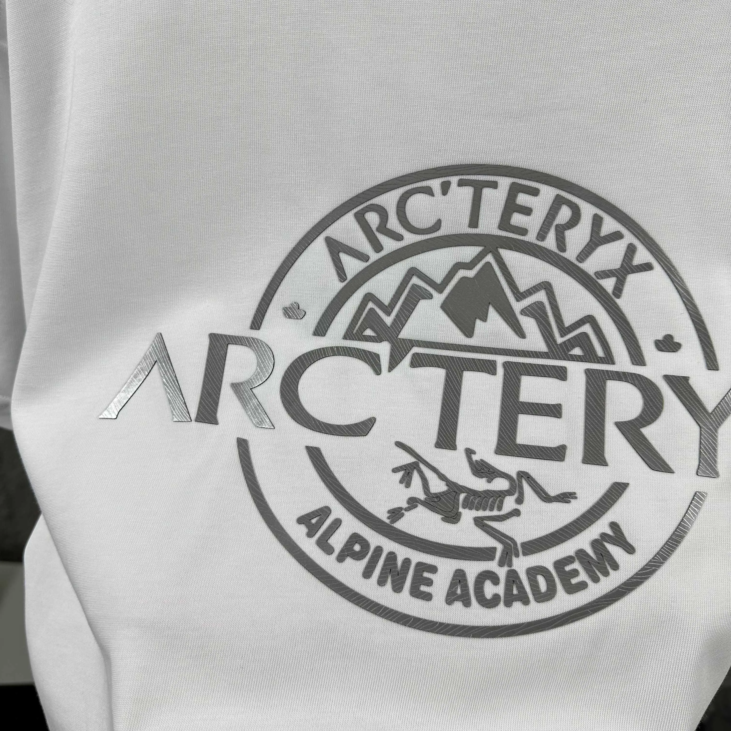 ARC'TERYX* * 2025 New Arrival Classic T Same Style Size： S （90-130 ） M （120-150 ） L （140-165 ） XL （160-180 ） XXL （180 ） ：Black White